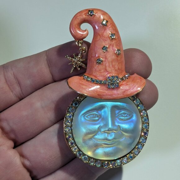 UNSIGNED RETRO PEACH STYLE MOON FACE WITCH HAT AB RHINESTONE PENDANT BROOCH - Picture 2 of 3
